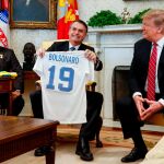 Trump regaló una camiseta de la selección de fútbol estadounidense a Bolsonaro / Ep