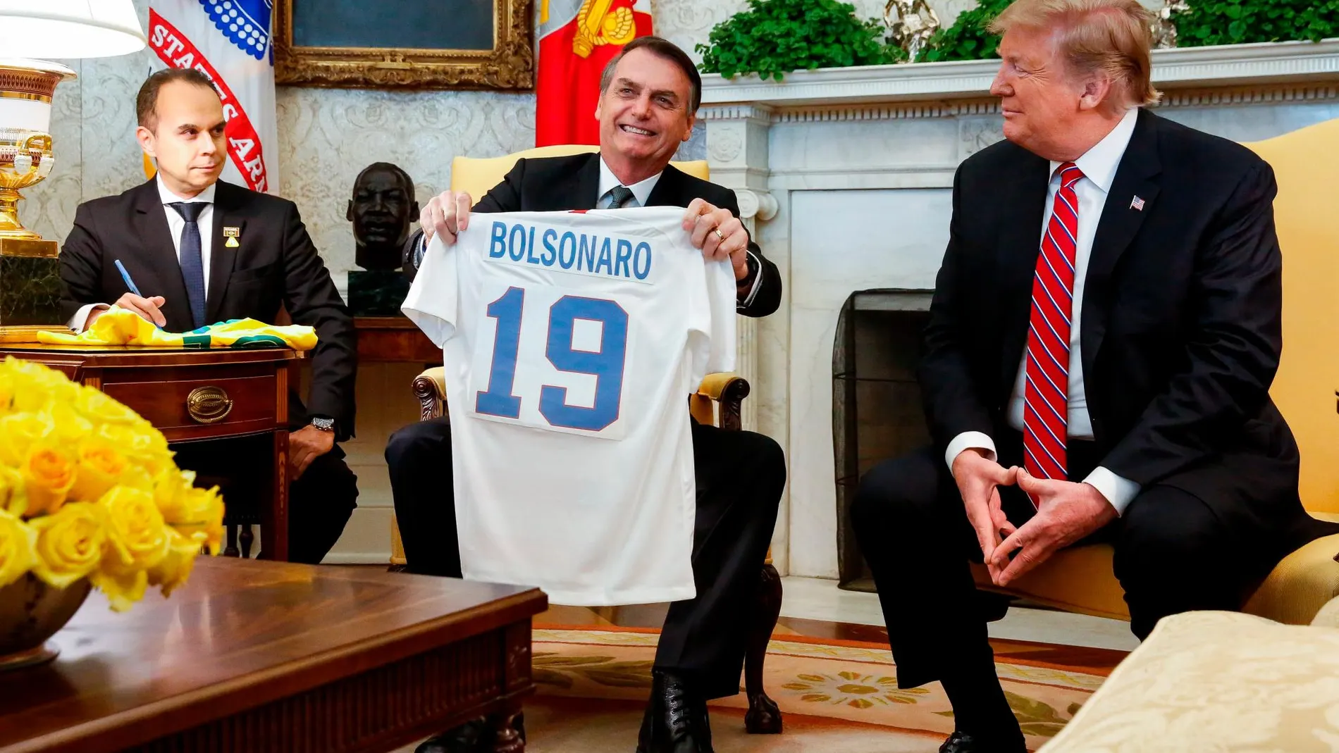 Trump regaló una camiseta de la selección de fútbol estadounidense a Bolsonaro / Ep