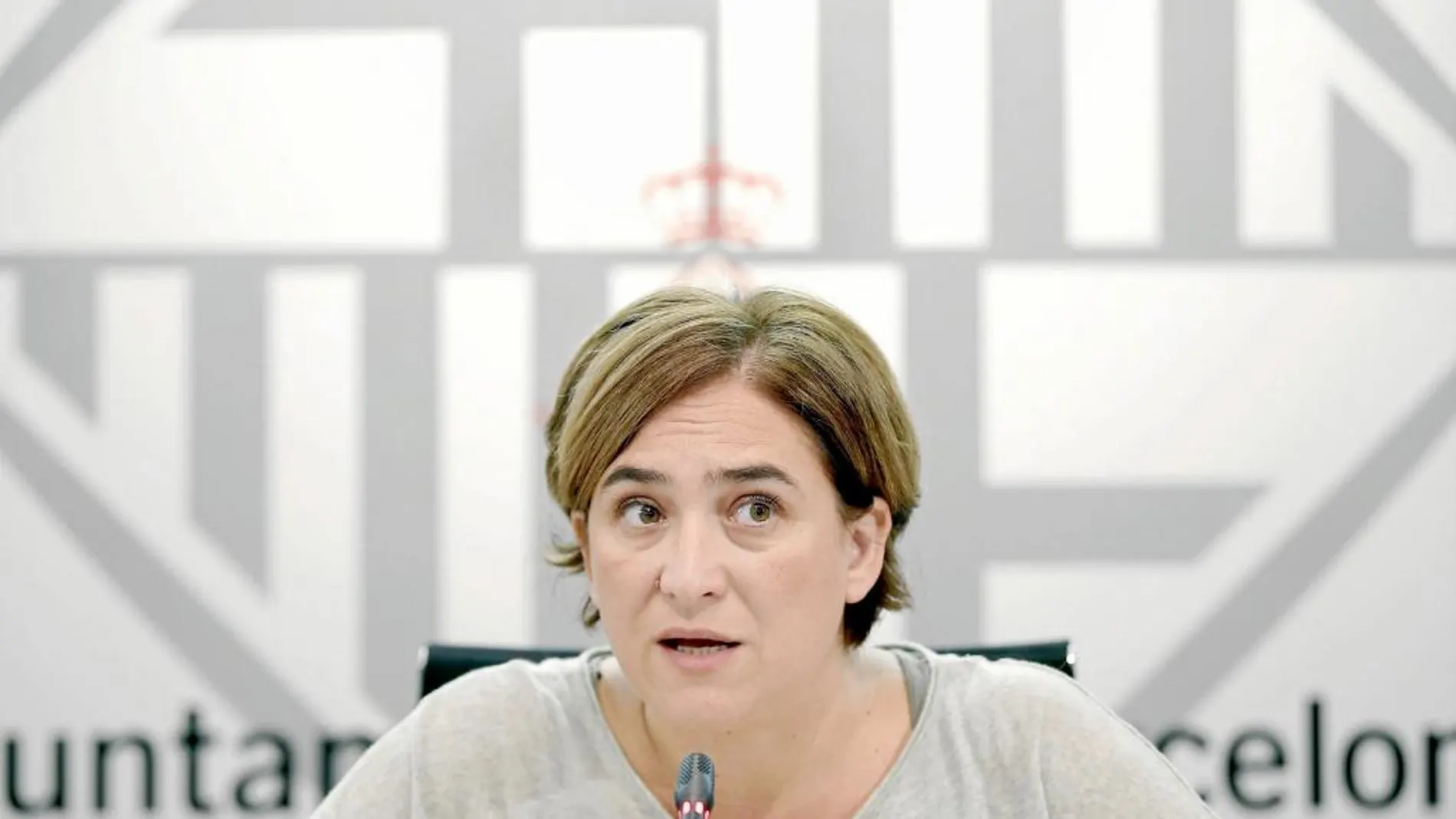 Colau presentó ayer un plan antidesahucios que multa a los bancos por mantener pisos vacíos durante más de dos años