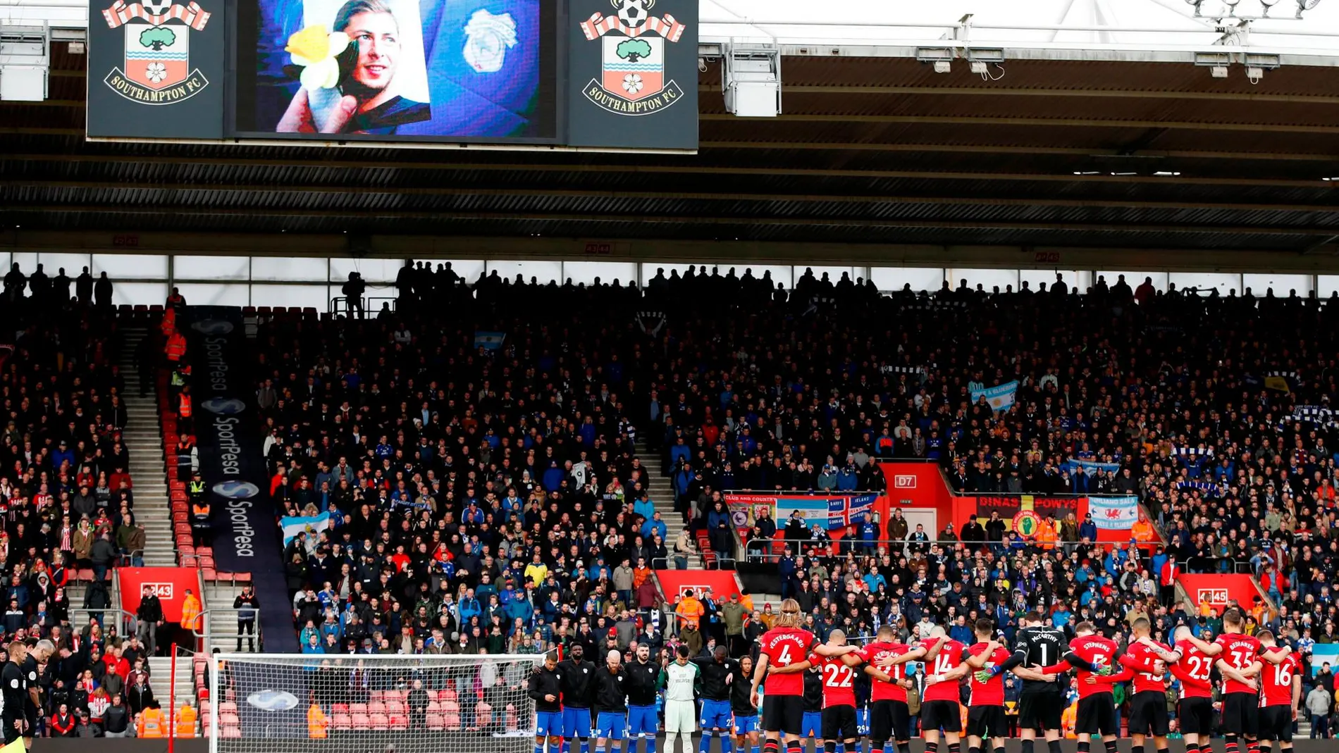 Vista general del estadio St. Mary's durante el minuto de silencio dedicado a Emiliano Sala