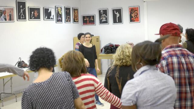 Un grupo de vecinos del distrito Collblanc-La Torrassa en L´Hospitalet asiste a uno de los ensayos