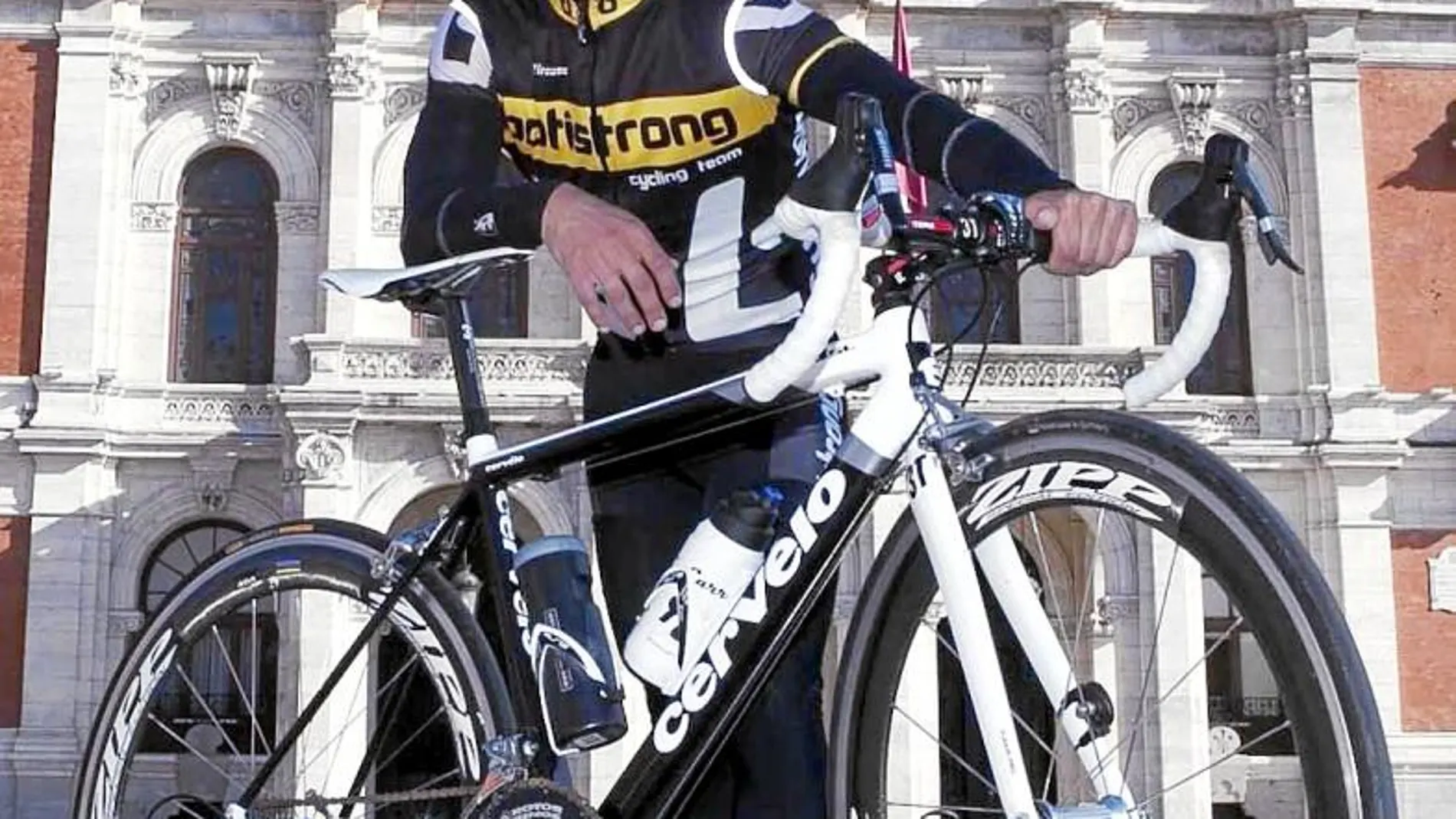 Ismael Alonso, vallisoletano de 38 años, periodista y ciclista aficionado