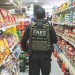 Un miembro de la Policía recorre los pasillos de un supermercado para controlar los «precios justos» impuestos por Maduro/ Foto: Efe