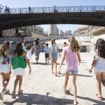 El programa está inspirado en conceptos de la pedagogía crítica y la educación respetuosa
