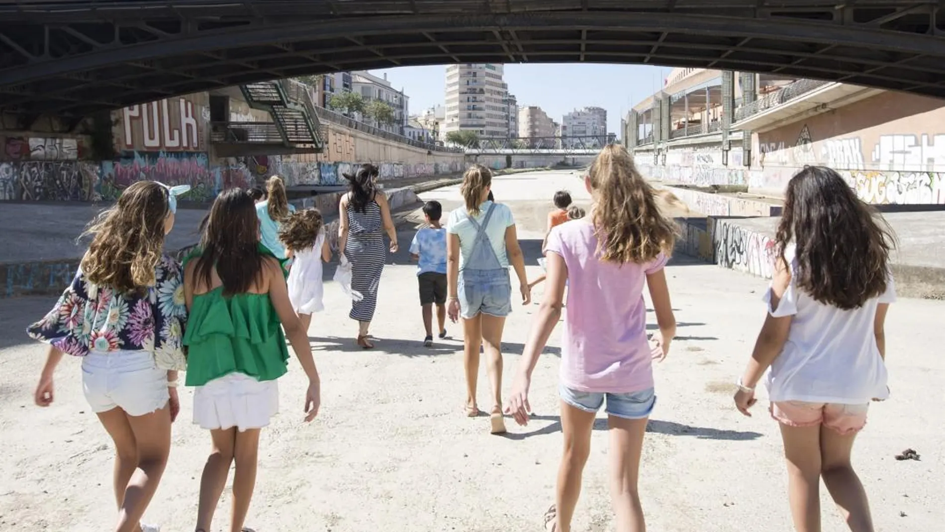 El programa está inspirado en conceptos de la pedagogía crítica y la educación respetuosa