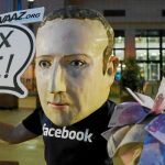 Un activista disfrazado del presidente de Facebook, Mark Zuckerberg, protesta ayer frente a la sede de la UE en Bruselas