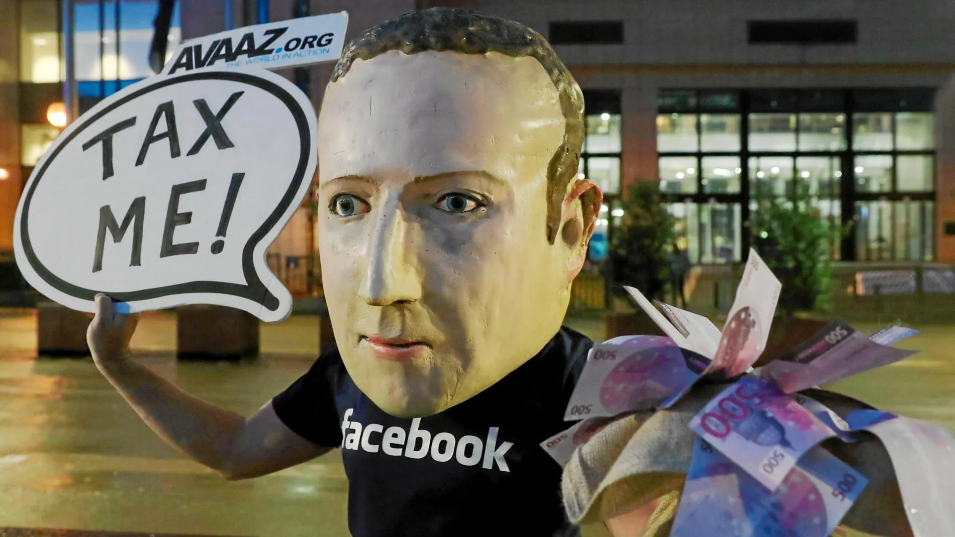 Un activista disfrazado del presidente de Facebook, Mark Zuckerberg, protesta ayer frente a la sede de la UE en Bruselas