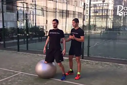 Empleamos el fitball para proseguir nuestra preparación física