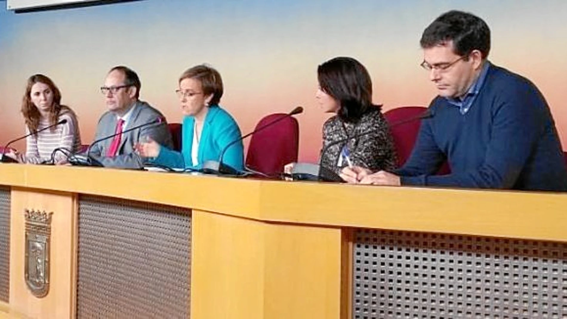 Causapié, portavoz del PSOE, ofreció ayer una rueda de prensa acompañada de dos compañeros