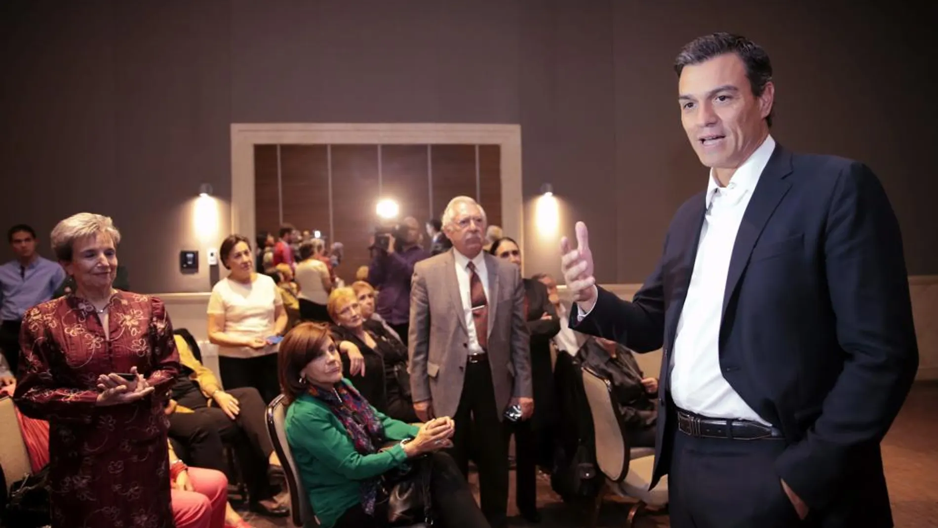 El secretario general del PSOE, Pedro Sánchez (d), durante el encuentro que mantuvo ayer con la comunidad española en México.