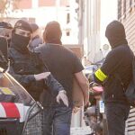 Efectivos de los Mossos d’Esquadra ante el Ateneu Llibertari de Sants