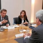 De Santiago-Juárez explica a De la Sierra la experiencia de la Región en este tipo de colaboración, en presencia de María de Diego