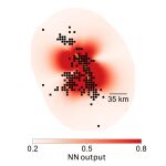 La imagen muestra un mapa de la distribución de probabilidades de réplica del terremoto de Landers. Las zonas en rojo oscuro son regiones más propensas a sentir réplicas según las predicciones. Los puntos negros representan réplicas observadas y la línea amarilla muestra las fallas que se rompieron durante el temblor principal