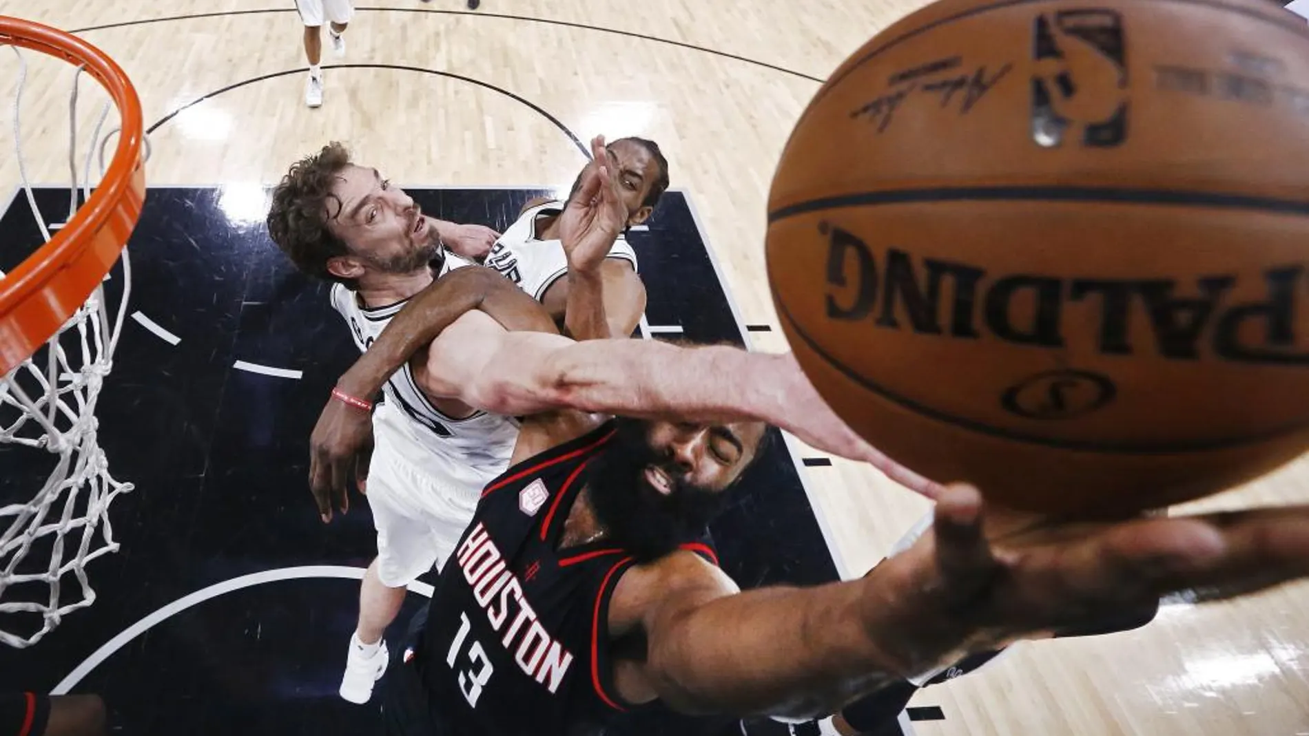 El jugador James Harden (d) de Houston Rockets en acción ante Pau Gasol (i) de San Antonio Spurs