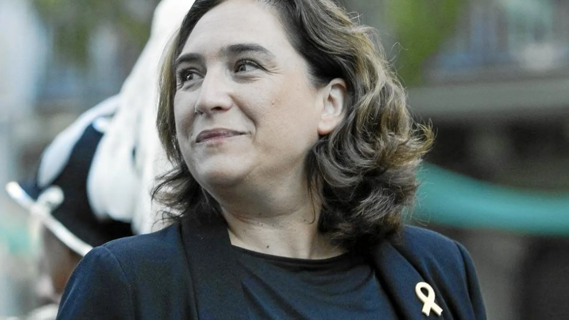 LA ALCALDESA DE BARCELONA, Ada Colau, lució ayer por primera vez un lazo amarillo en solidaridad con los políticos catalanes en prisión