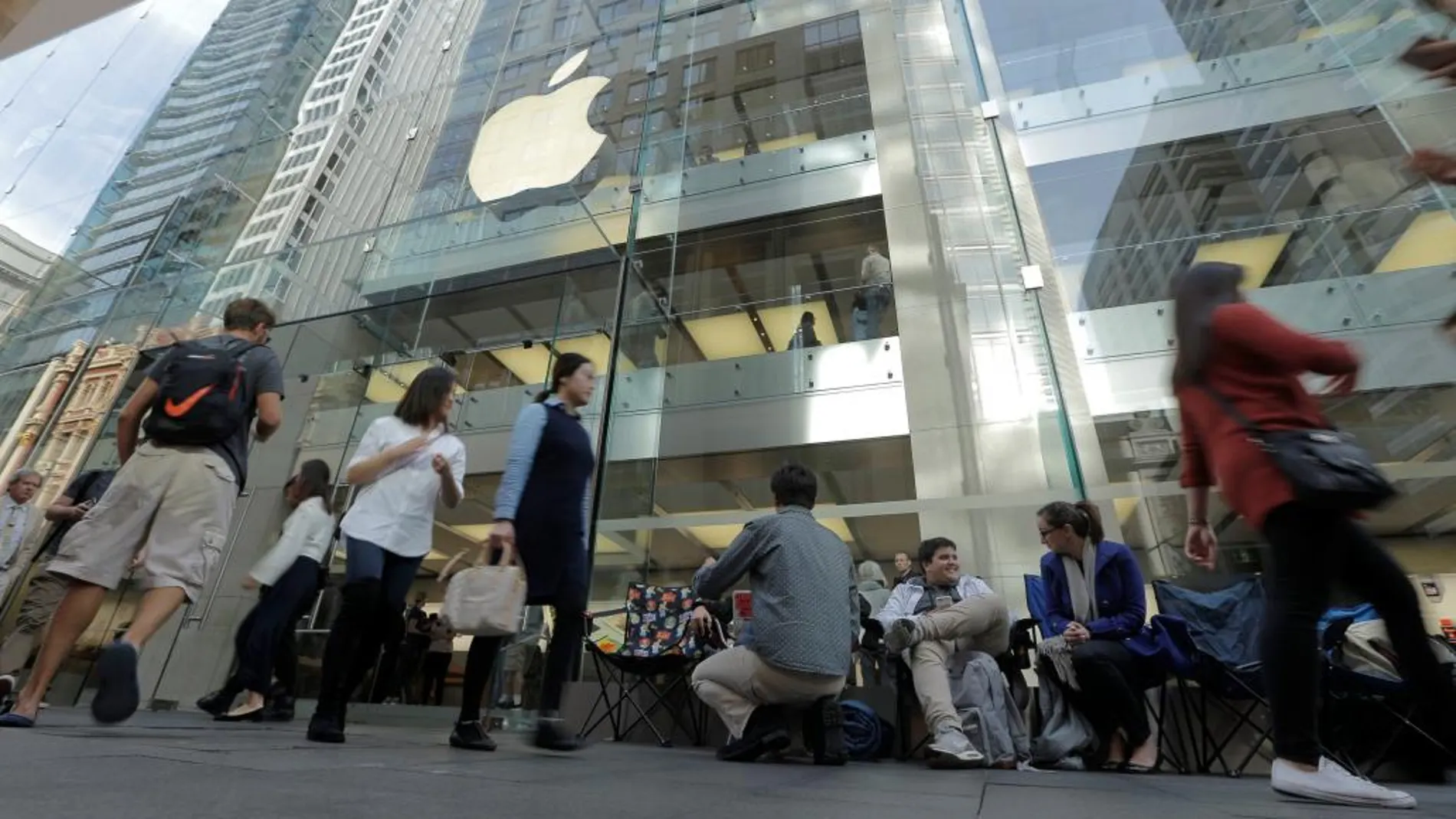 Clientes acampados a las puertas de una tienda Apple en Sídney a la espera de comprar el iPhone 7