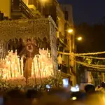  Sevilla se desborda al paso de la Esperanza