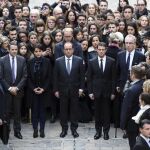 El silencio inundó hoy las calles de Francia al mediodía (11.00 GMT), el momento marcado por el Gobierno para recordar a las víctimas de los atentados que el pasado viernes causaron al menos 129 muertes en París y Saint-Denis.