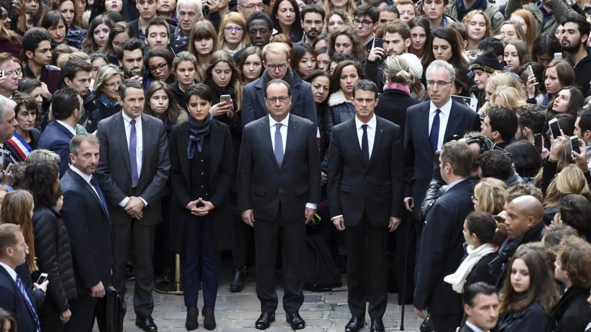 El silencio inundó hoy las calles de Francia al mediodía (11.00 GMT), el momento marcado por el Gobierno para recordar a las víctimas de los atentados que el pasado viernes causaron al menos 129 muertes en París y Saint-Denis.