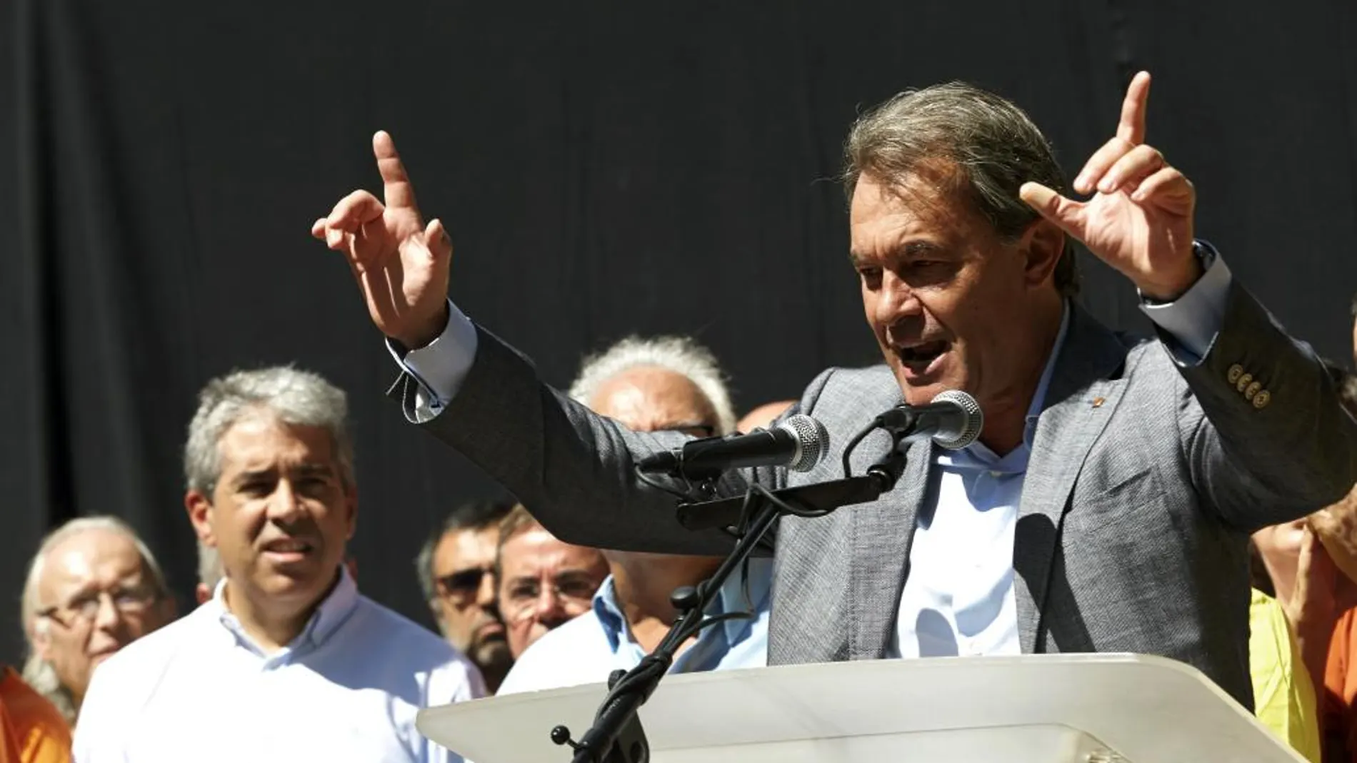 El expresidente de la Generalitat Artur Mas,c., y el exconseller Francesc Homs,iz., en el municipio de Arenys de Munt