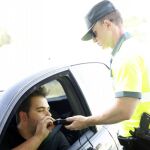 Imagen de un conductor pasando un control de alcoholemia