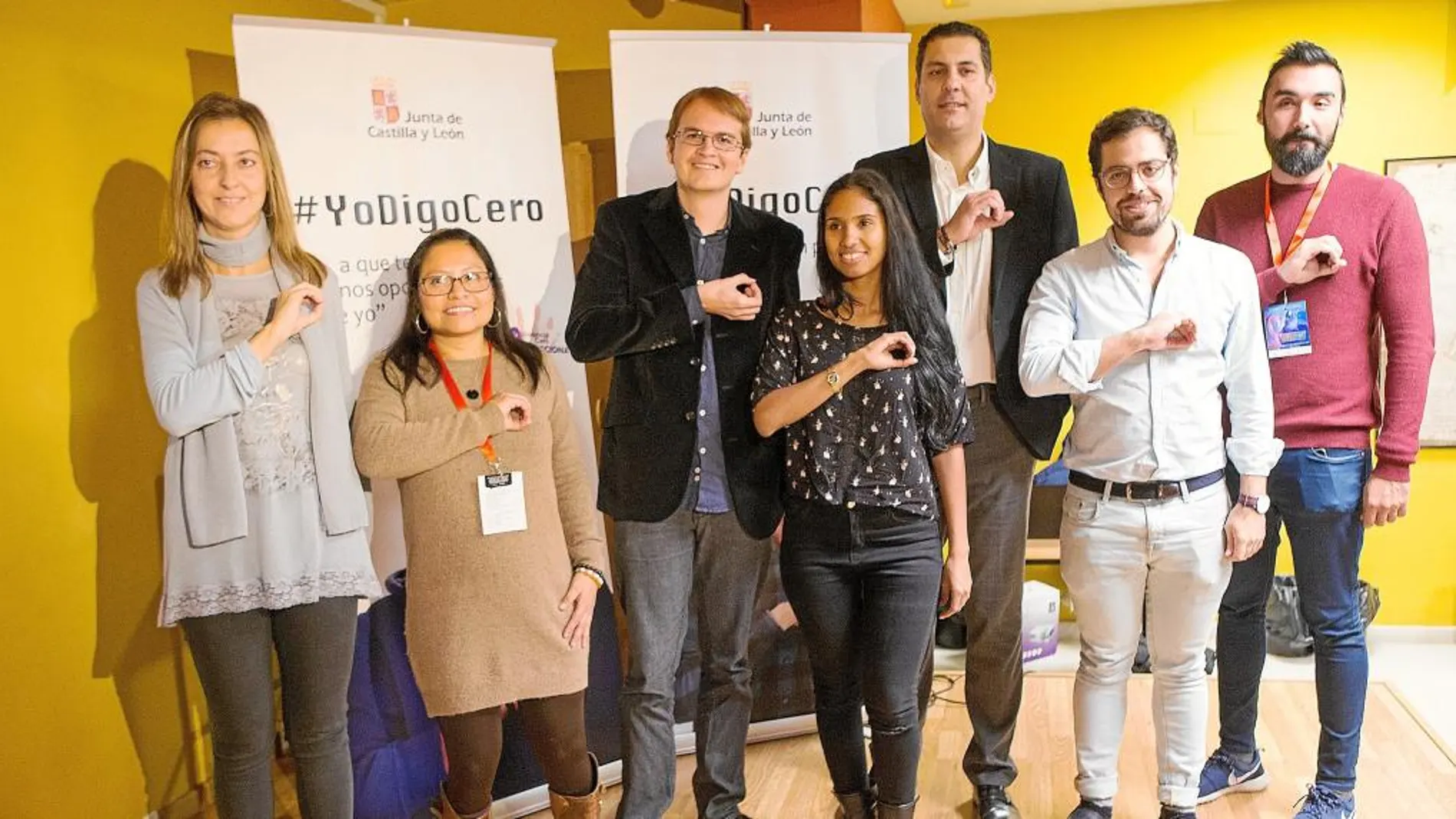 Esperanza Vázquez y Eduardo Carazo junto a los universitarios premiados