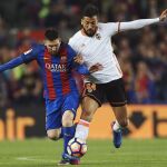 Messi y Garay durante el partido en Camp Nou.
