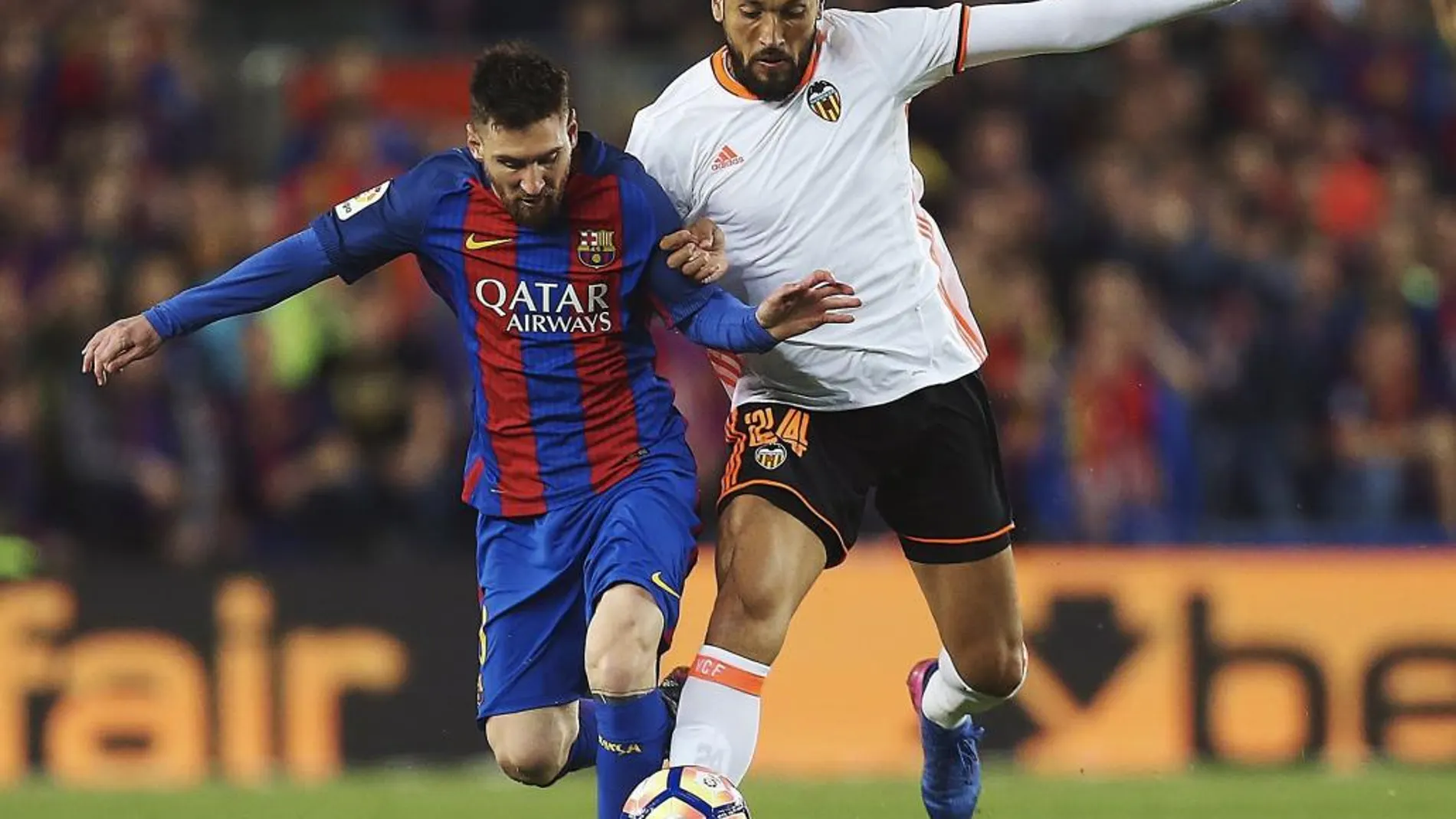 Messi y Garay durante el partido en Camp Nou.