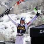 Petra Vlhova triunfal tras lograr la victoria del último eslalon de la temporada