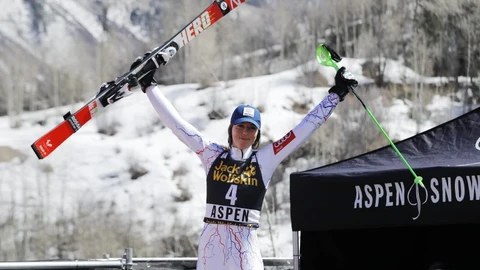 Petra Vlhova triunfal tras lograr la victoria del último eslalon de la temporada