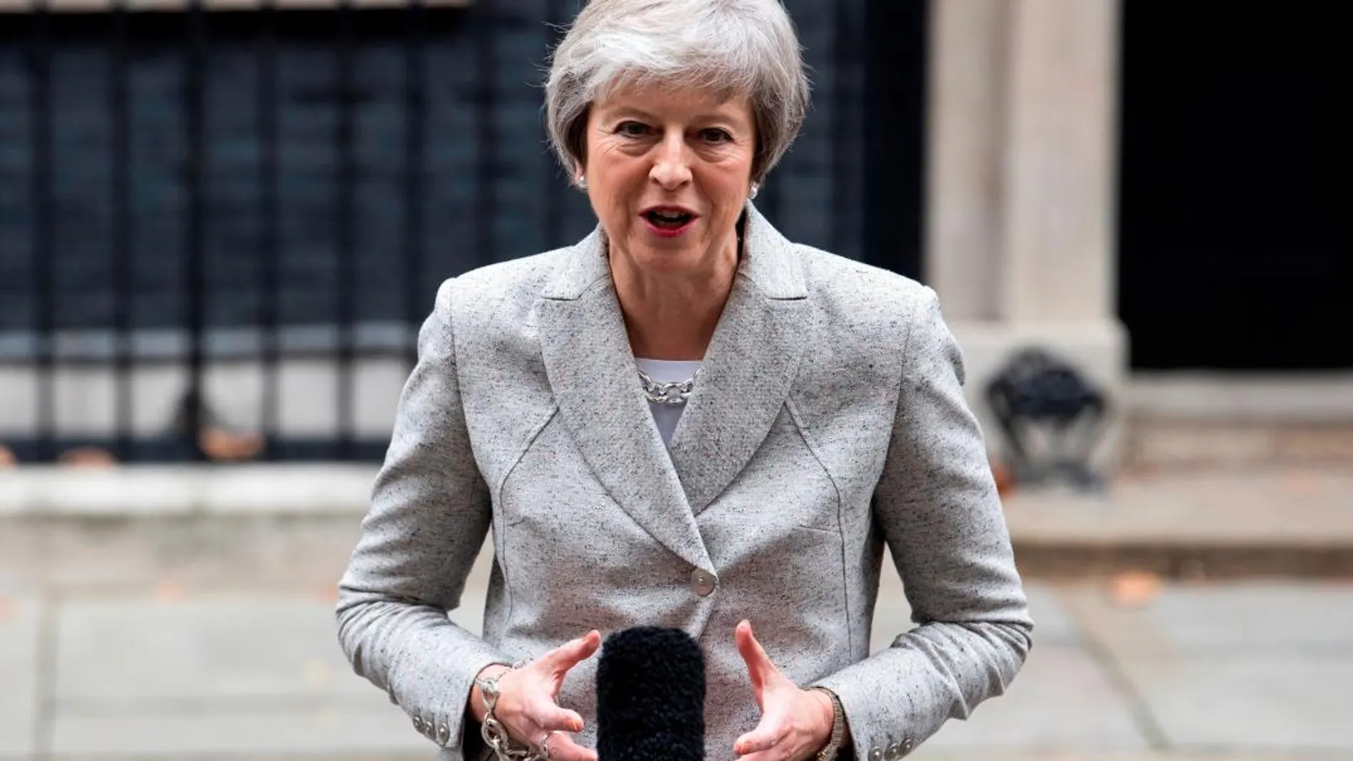 La primera ministra británica, Theresa May, se dirige los medios en el 10 de Downing Street, en Londres/Efe