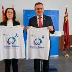 El delegado del Gobierno, Diego Conesa, presentó ayer la inversión de 300.000 euros del Pacto de Estado contra la violencia de género, que fue criticada por el PP al calificar que reparten «las migajas» a los ayuntamientos de la Región