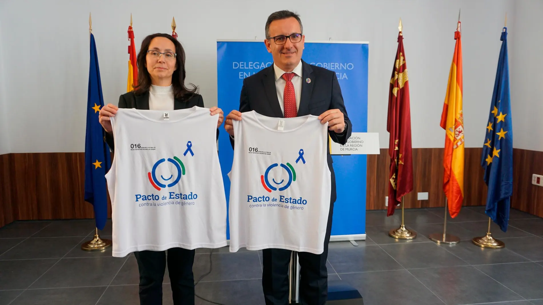 El delegado del Gobierno, Diego Conesa, presentó ayer la inversión de 300.000 euros del Pacto de Estado contra la violencia de género, que fue criticada por el PP al calificar que reparten «las migajas» a los ayuntamientos de la Región