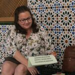 La diputada Carmen Prieto montó la tarde de ayer su “despacho” en un banco de uno de los patios del Parlamento