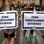 Un grupo de entidades de residentes del centro de Valencia se manifiesta contra los edificios y apartamentos para turistas . Archivo