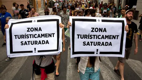 Un grupo de entidades de residentes del centro de Valencia se manifiesta contra los edificios y apartamentos para turistas . Archivo
