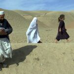 Varios refugiados intentan cruzar el desierto, en una imagen de archivo
