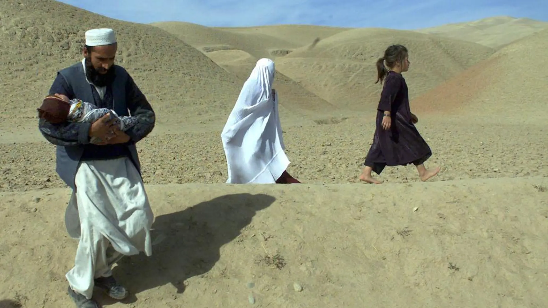 Varios refugiados intentan cruzar el desierto, en una imagen de archivo