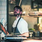 Alberto Solana. Es hoy el jefe de cocina de Dstage. Él, como el resto del equipo del dos estrellas Michelin, conoció a Diego Guerrero, que estos días ha viajado a Lanzarote por motivos de trabajo, al acceder a una pasantía en El Club Allard. Al abrir su propio espacio, el cocinero no prescindió de ninguno de quienes en su día fueron sus becarios.
