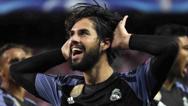 El centrocampista del Real Madrid Isco Alarcón celebra su gol, primero del equipo frente al Atlético de Madrid.