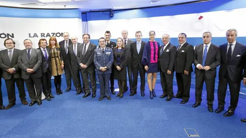 El jurado y los ganadores de la VII edición de los Premios Ussía, tras la ceremonia celebrada el pasado diciembre en la sede madrileña del diario LA RAZÓN