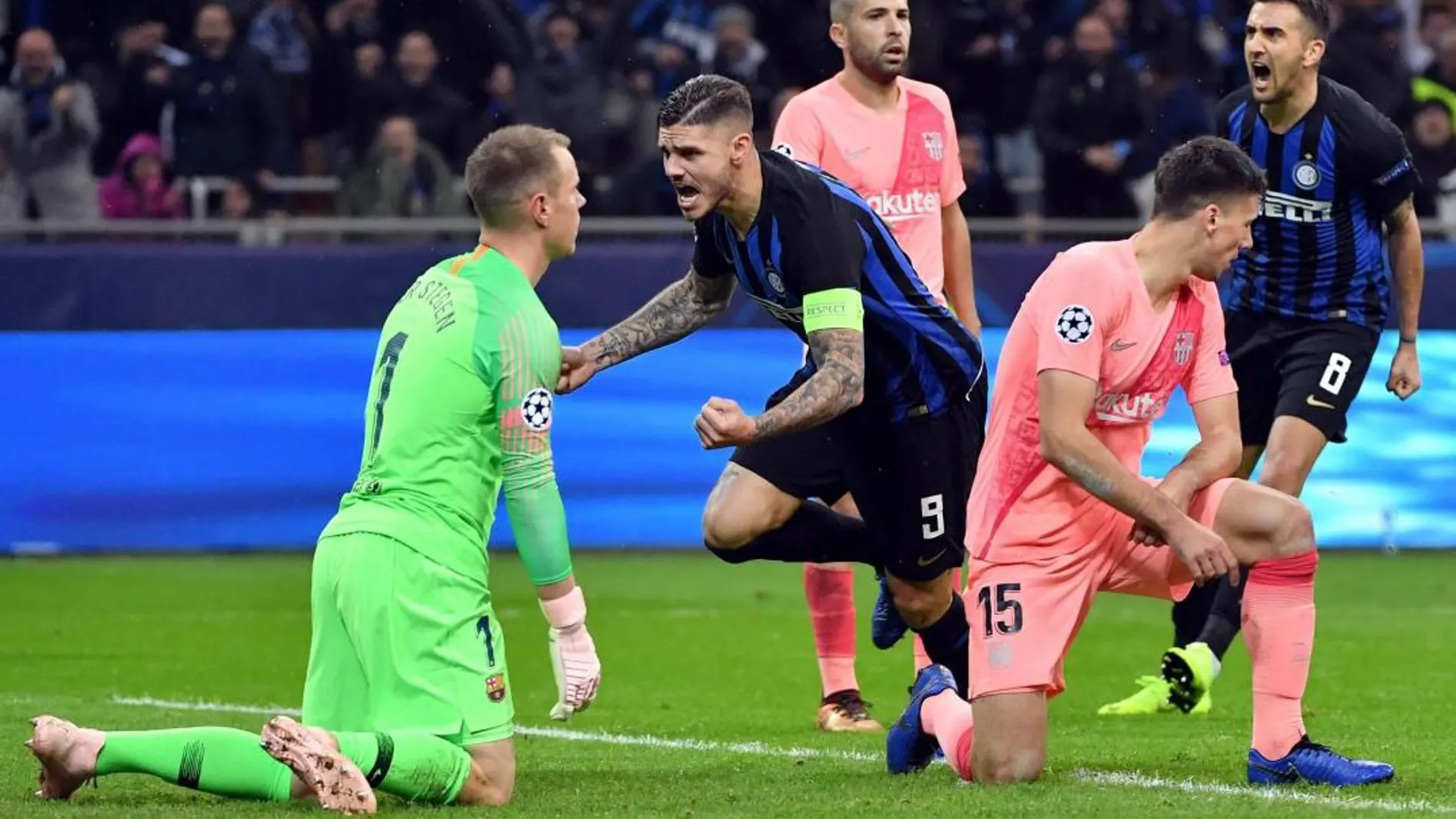 El jugador Mauro Icardi (c), del Inter, celebra tras anotar un gol hoy / Efe