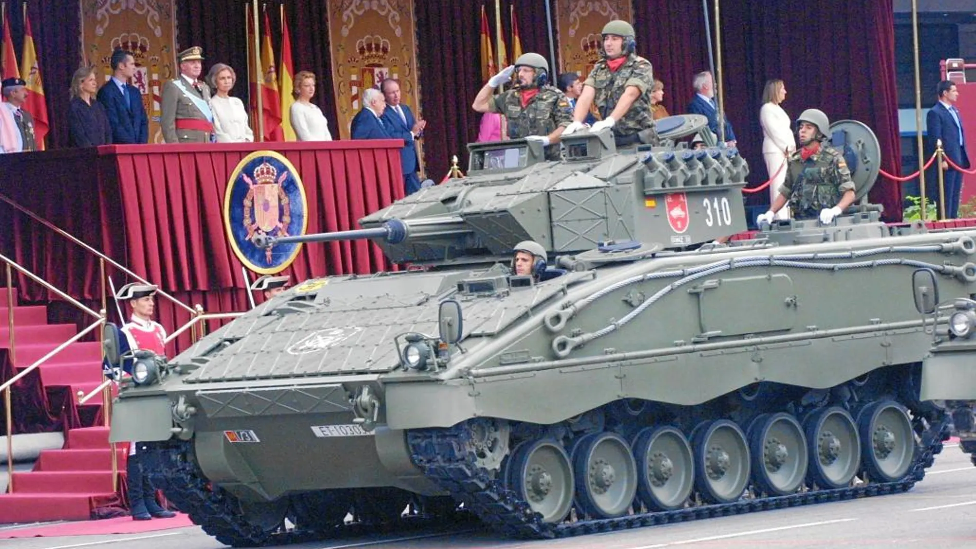 Un vehículo de combate «Pizarro» de la primera fase, durante el desfile del 12 de Octubre de 2003