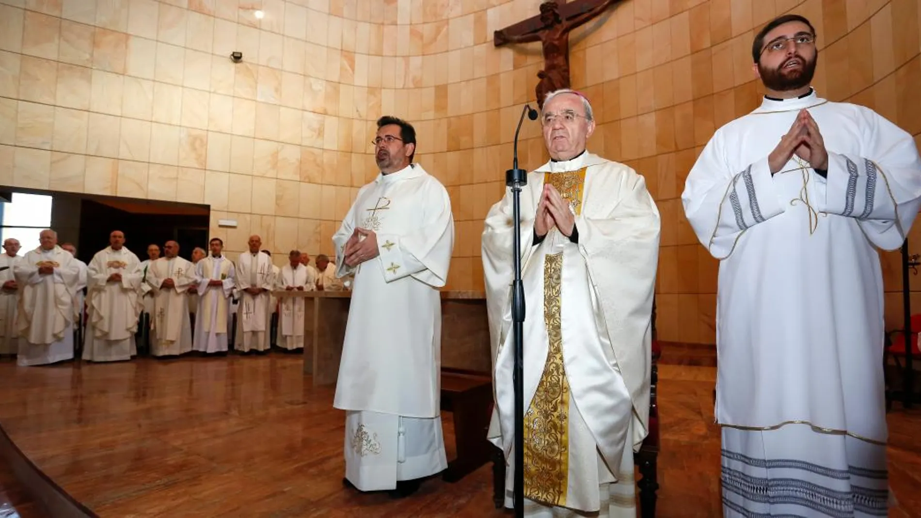 El nuncio apostólico, Renzo Fratini, preside los actos de consagración del templo y bendición del altar del nuevo centro parroquial Nuestra Señora del Rosario de León