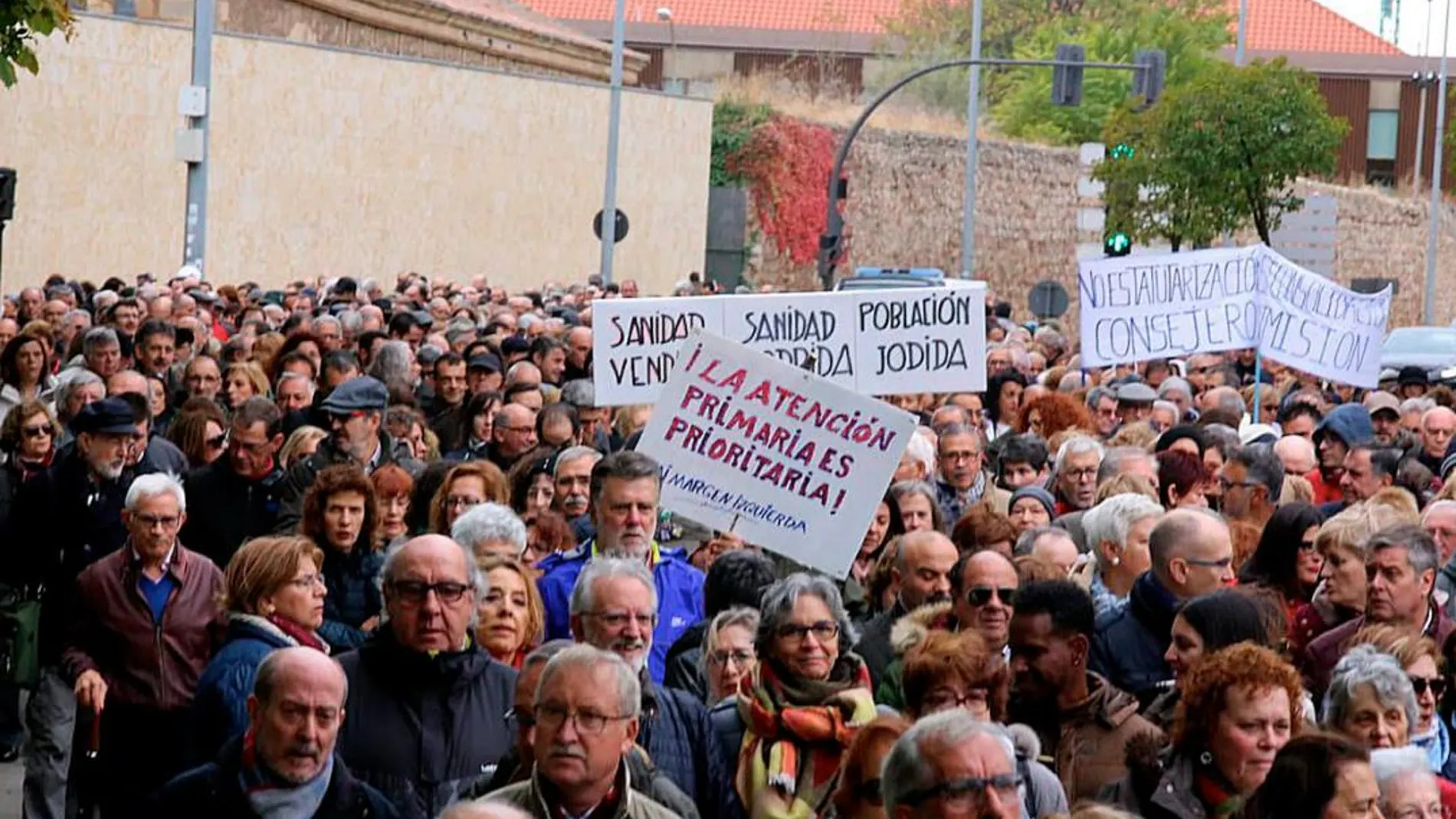 Durante la protesta, los manifestantes volvieron a pedir la dimisión del consejero de Sanidad, Antonio Sáez Aguado