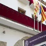  Arenys de Munt repone la bandera española en el ayuntamiento, aunque preside la «estelada»