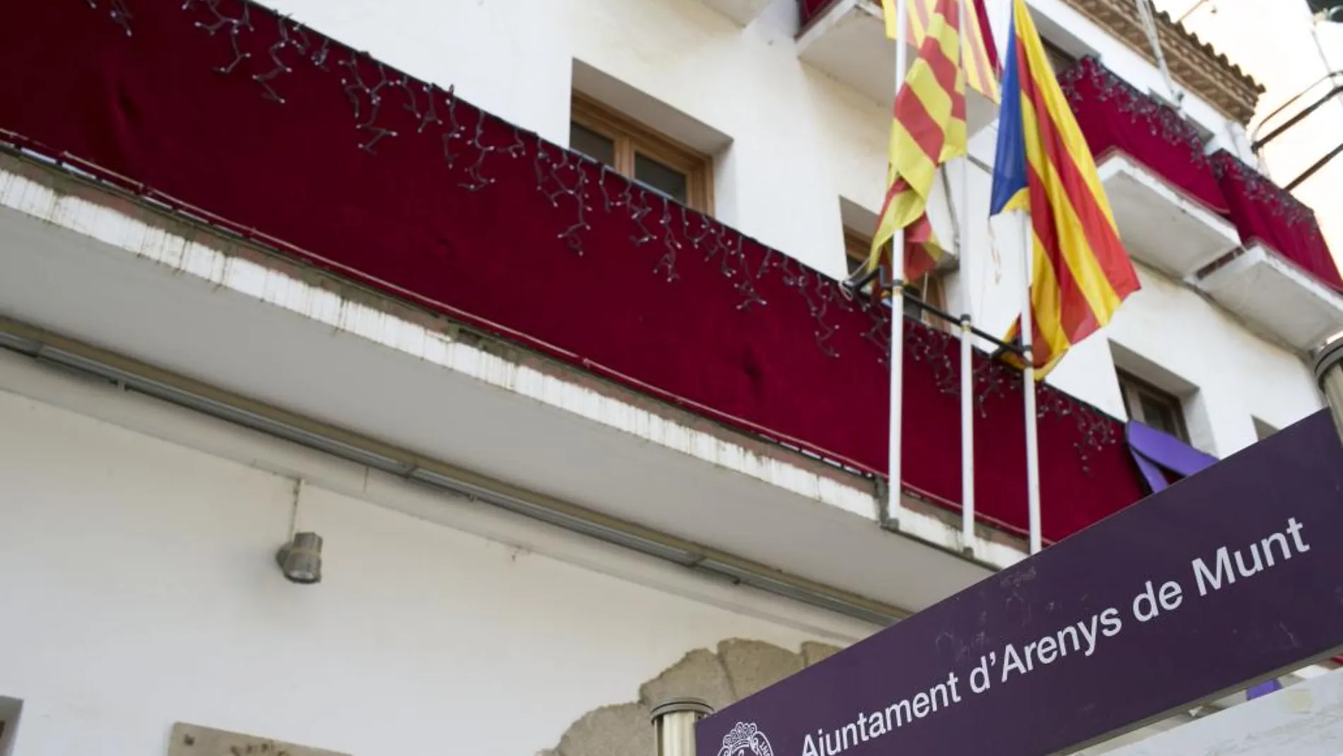 Imagen de la fachada del ayuntamiento de Arenys de Munt, con la bandera catalana y la estelada
