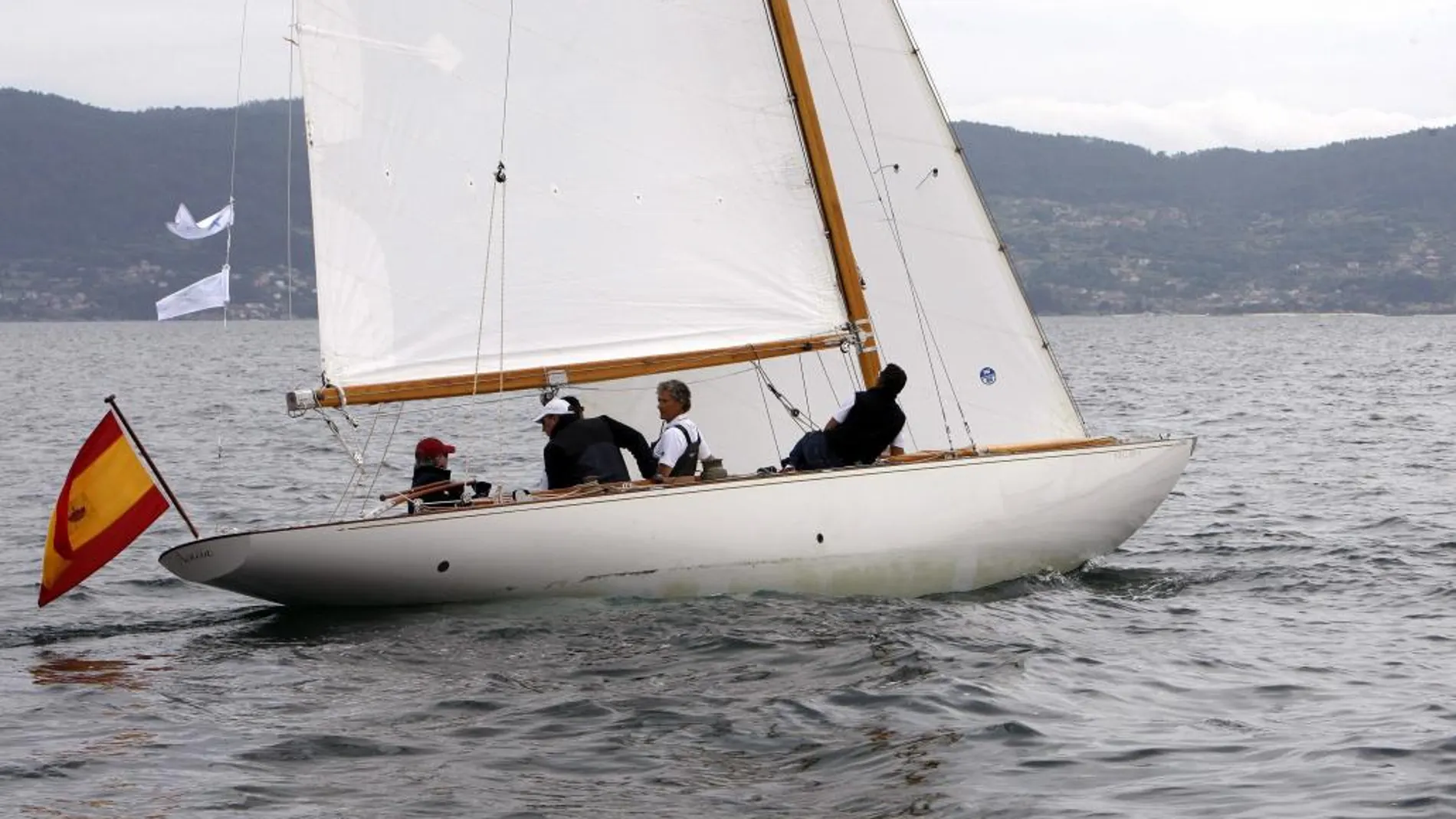 El Rey Juan Carlos a bordo del velero Acacia participando en la regata, en la jornada del día 11