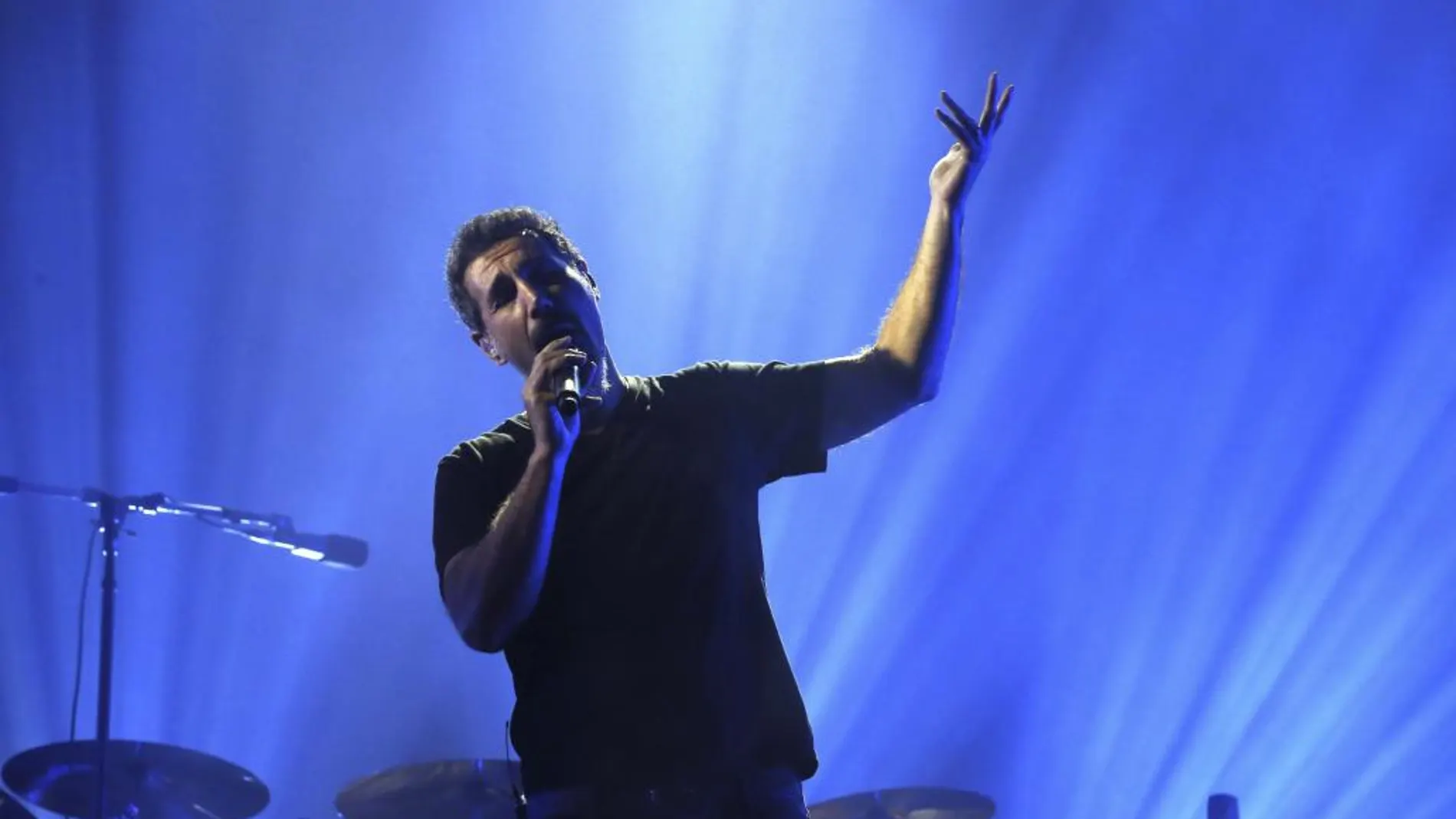 El cantante, guitarrista y teclista de la banda estadounidense "System of a Down", Serj Tankian, durante el concierto
