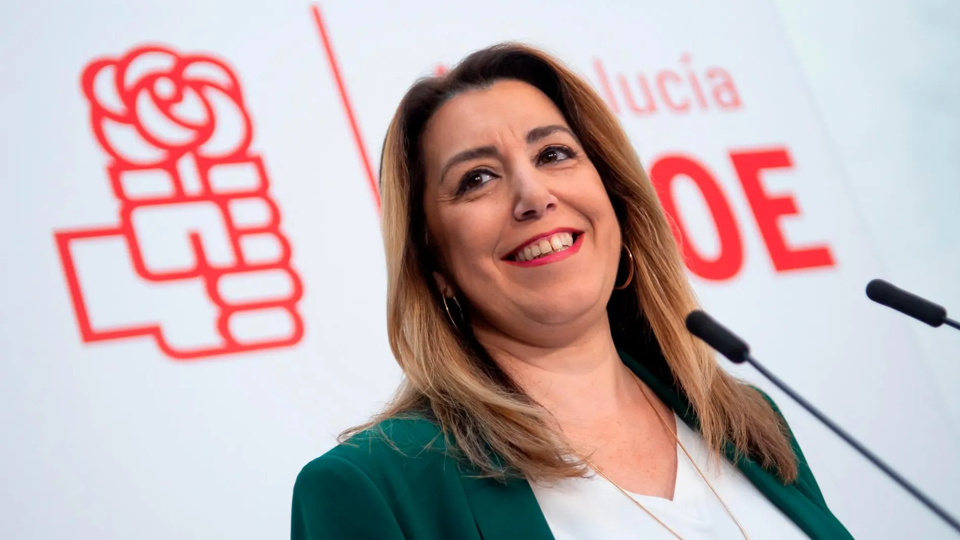 La secretaria general del PSOE-A, Susana Díaz, ha anunciado hoy en rueda de prensa en Sevilla que se quedará al frente del partido para liderar la oposición